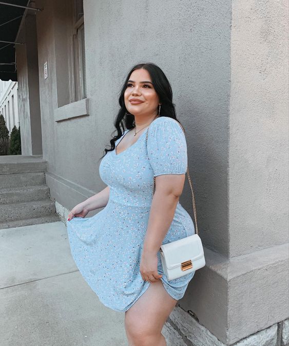 When outfitting your body type, it’s all about highlighting your assets. Fuller-figured women can put their curves to work for them in a dress that shows off the décolletage area