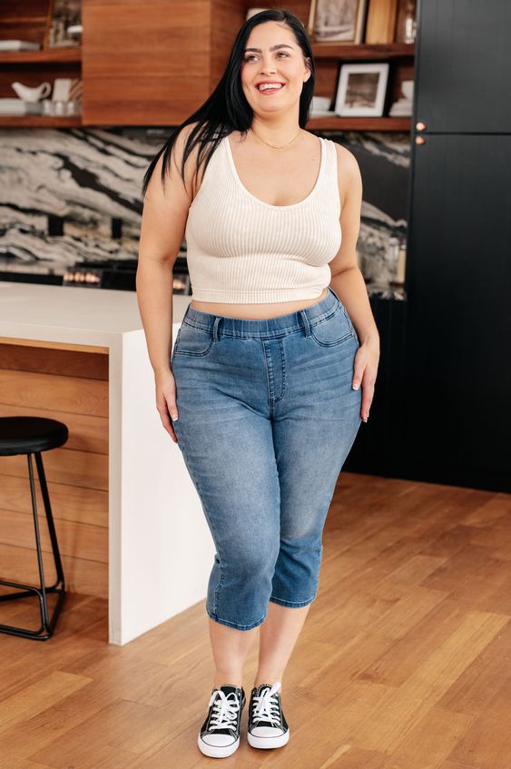 For a carefree style, curvaceous women can wear high waisted tapered jeans with a graphic t-shirt or a colorful peplum top