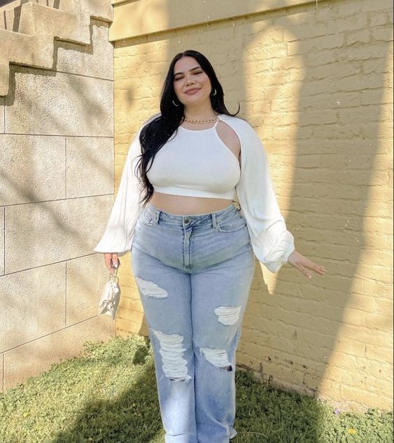 Nowadays, we have the great fortune of having a large number of plus size women who share their personal style on the internet. Definitely, we wish that had existed when we were younger