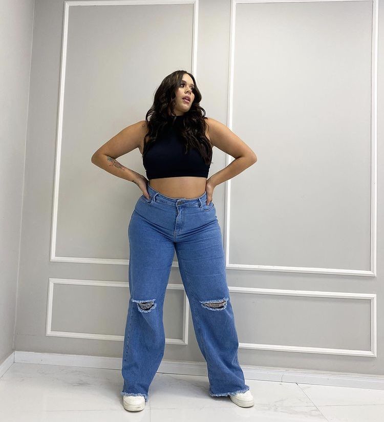 Curvy or plus size jeans can sometimes give the impression of having a larger hip to waist ratio and more voluptuous hips