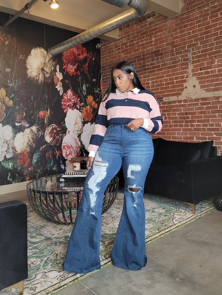 Jeans, sweaters, and booties are always a good choice. To counterbalance the fuller bottom, you can use the puff sleeves, which help widen my shoulder